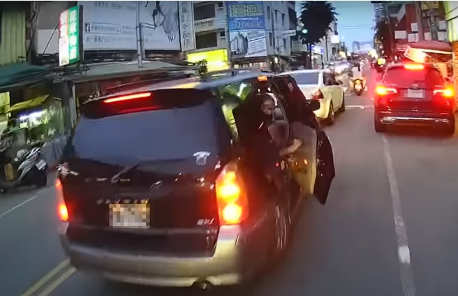 一輛休旅車停車道中間，後門突開啟險釀車禍。（翻攝自YouTube頻道「WoWtchout - 地圖型行車影像分享平台」）