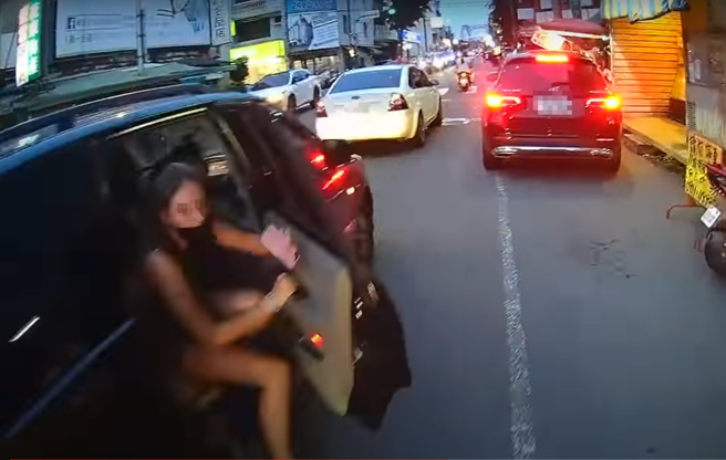 休旅車後門突打開險撞 網笑翻：烏克蘭美女也入境隨俗？