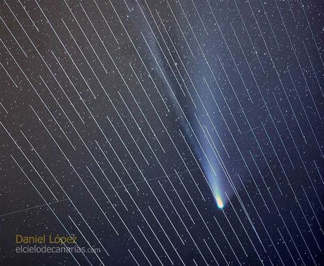 天文学家拍摄的尼欧怀兹彗星时，照片中被画满银线，就是星链卫星反光所造成。（图／推特@El_Lobo_Rayado）
