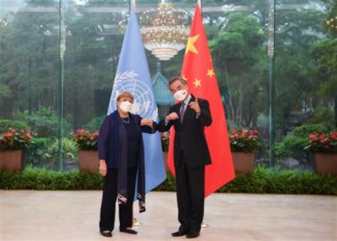 王毅（右）在廣州會見聯合國人權高專巴切萊特：盼聯合國人權高專到訪增進了解加強合作正本清源。（中國外交部網站）
