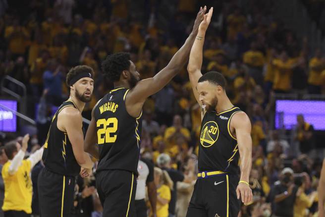 勇士队柯瑞(右)与队友威金斯击掌。（美联社）