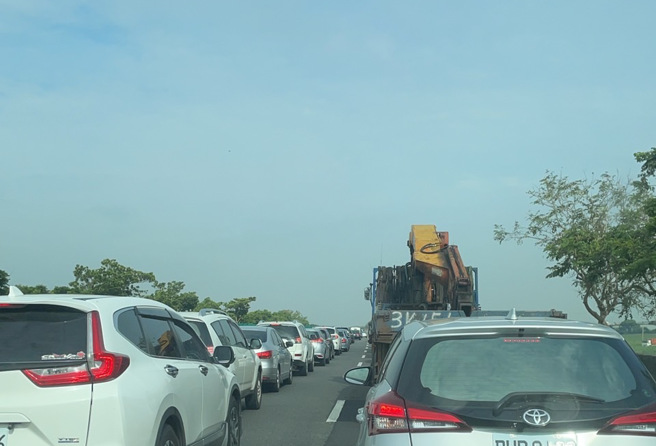 台82快速道路鹿草段4车擦撞，2人受伤送医车流塞爆。(记者爆料网提供)