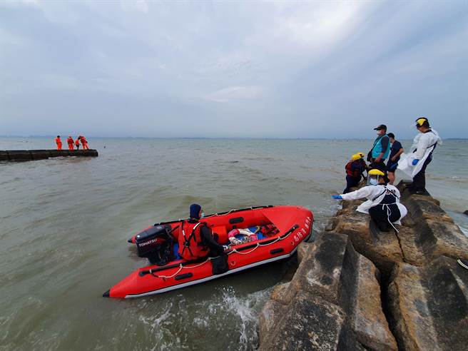 金門金寧鄉西堡出海口昨發現1輛沙灘車受困，駕駛不見人影。縣消防局緊急出動救生艇下水搜尋之一。（金門縣消防局提供）