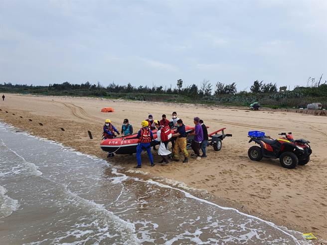 金門金寧鄉西堡出海口昨發現1輛沙灘車受困，駕駛不見人影。縣消防局緊急出動救生艇下水搜尋之二。（金門縣消防局提供）