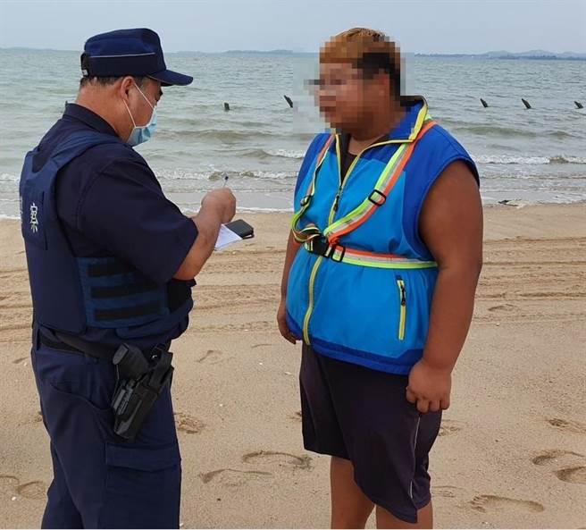 沙灘車駕駛現身，向警方說明發生過程。（金門縣消防局提供）