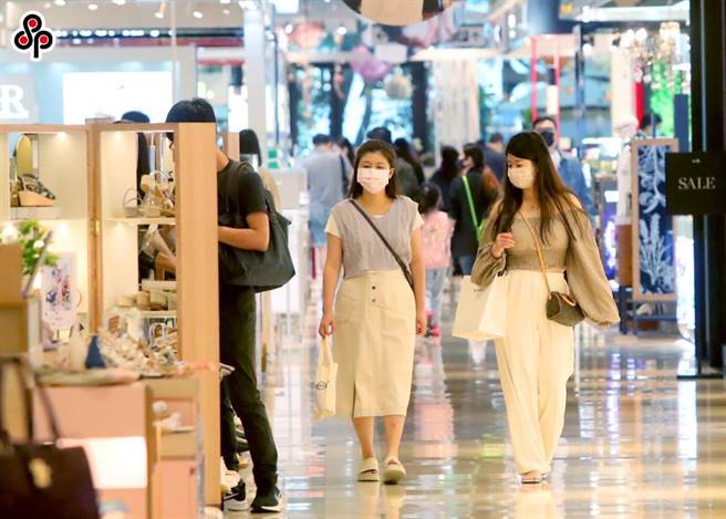 我國近日本土新冠肺炎持續延燒，雖然中央流行疫情指揮中心並未如同去年實施三級警戒，但許多民眾自主減少外出、外出旅遊。（報系資料照）