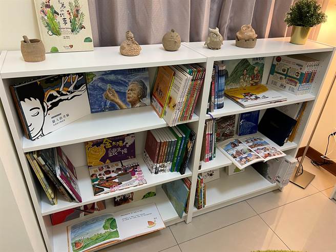 「林口族语书屋」採购包含原住民图书等1000本新书，提供附近居民良好的阅读空间。（新北市原民局提供）