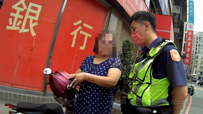 婦人記錯停車位置，警方協助婦人找到機車。(警方提供)