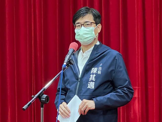 精神科醫師沈政男打臉直指，陳其邁給了幾個彆扭的解釋，其實就是「黃金交叉」出現了。對此，陳其邁今（24）日強調，要觀察流行趨勢、重症及死亡比例等兩項指標。（柯宗緯攝）