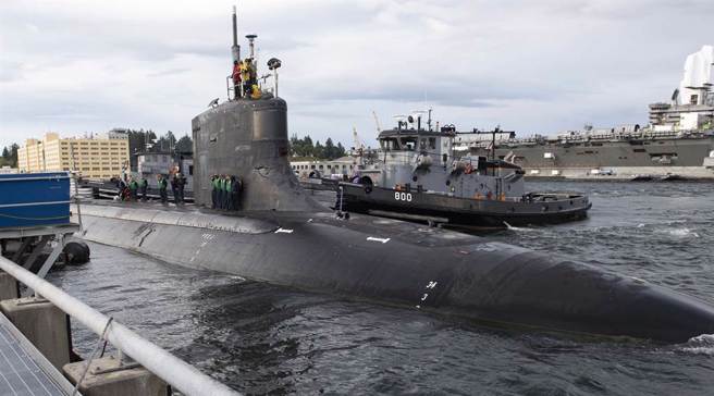 美国海狼级核动力攻击潜舰「康乃狄克」号（USS Connecticut，SSN 22）2021年5月27日从华盛顿州布雷默顿海军基地（Naval Station Kitsap-Bremerton）出发，准备前往印太部署的画面。（美国海军）