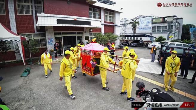 約10左右媽祖鑾轎經過永靖分駐所後突然急停，隨後迴轉橫跨馬路衝進永靖分駐所，原短暫停留20分鐘左右要起駕，隨即又停駕決定留到下午1點。(翻攝白沙屯媽祖網路電視台／吳建輝彰化傳真)