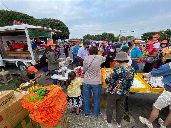 年年帶著違禁品「香菜咖啡」贈送香燈腳的偑巷咖啡莊浚勝，今年同樣每天都準備600杯香菜咖啡提供給信眾。（莊浚勝提供／吳建輝彰化傳真）