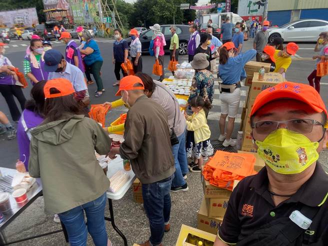 莊浚勝說，這是他的媽祖的約定，已經連續6年參加白沙屯進香，過去從每天100杯，前年準備香菜咖啡後，經擲筊請示到300杯，到現在已經600杯，可能媽祖也希望，希望能與信徒分享。（莊浚勝提供／吳建輝彰化傳真）