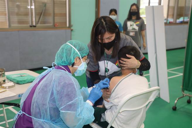 新北市BNT疫苗校园专案接种明启动，首日接种学校为头前国小、安和国小、新林国小、淡水国小，4校接种意愿最高7成。（新北市教育局提供）