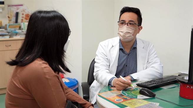 张姓少妇因车祸后出现忧郁失眠等问题，光田综合医院杨钧百主任以重覆性经颅磁刺激术改善忧郁等症状。（光田综合医院提供）