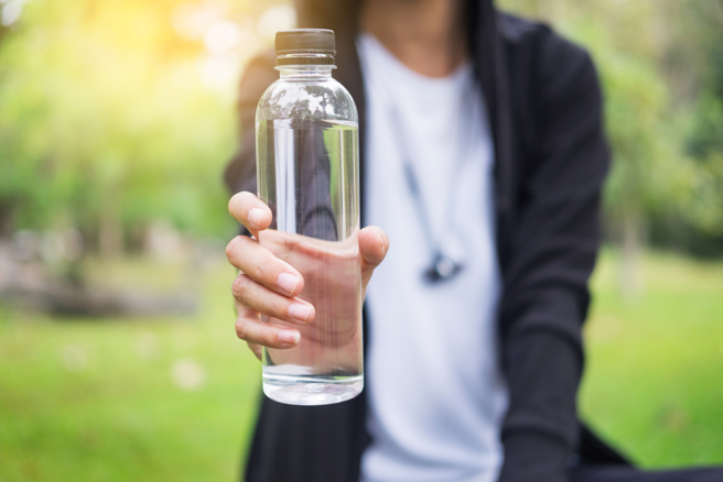 北市一名女子误饮稀释漂白水，造成糜烂性食道炎。（示意图／Shutterstock）