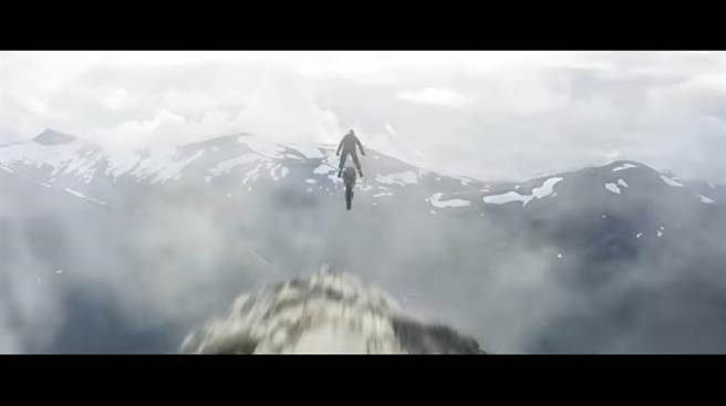 阿汤哥卖命挑战高难度特技。（摘自YouTube）