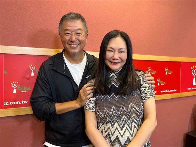 王伟忠（左）与S妈畅聊过往趣事。（中广提供） 