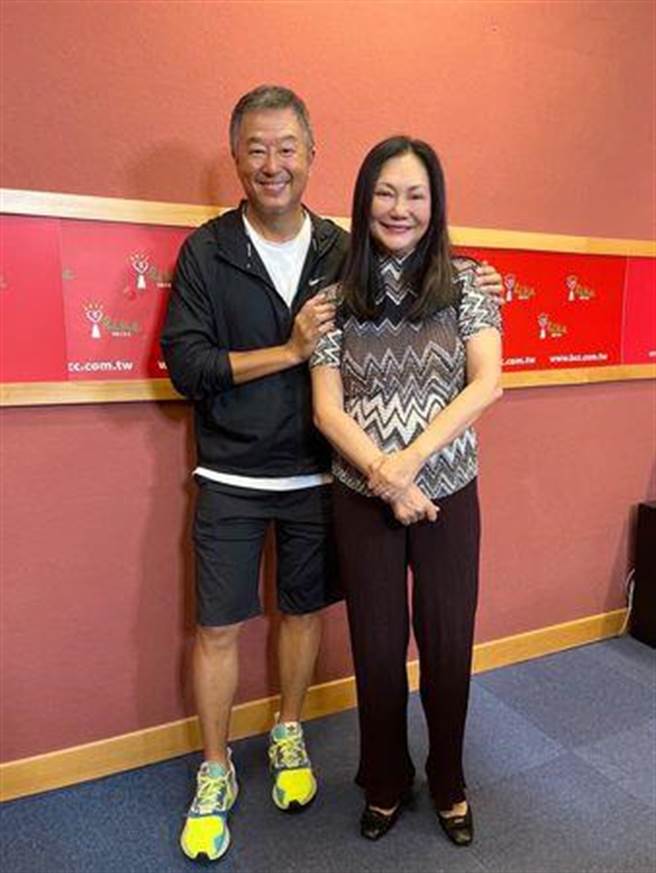 王伟忠（左）与S妈畅聊过往趣事。（中广提供）