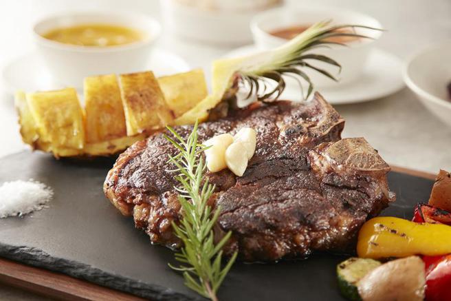 （寒舍艾麗酒店La Farfalla義式餐廳「牛排雙饗」外帶餐限時銷售，「美國頂級安格斯丁骨牛排35盎」2999元。圖／寒舍艾麗酒店提供）