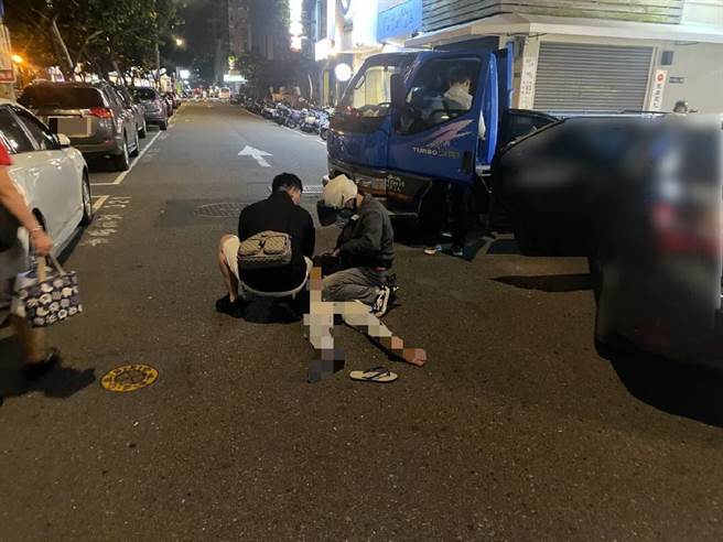 台中市警方缉涉毒嫌犯，租小货车挡道布署防止兔脱衝撞，逮捕李男并搜出毒咖啡包送办。（民眾提供）