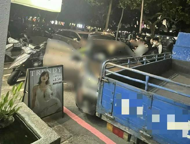 台中市警方缉涉毒嫌犯，租小货车挡道布署防止兔脱衝撞，逮捕李男并搜出毒咖啡包送办。（民眾提供）