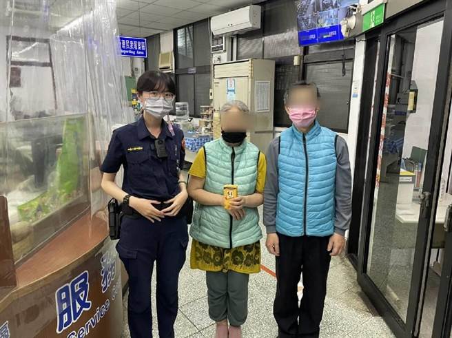 賴姓婦女（中）負氣離家，從彰化員林獨自跑到台中市區，深夜還在外逗留遊蕩，最後枯坐路邊，遭民眾通報警方。最後她氣消了，同意警方聯繫家屬前來帶她回家。（警方提供／謝瓊雲台中傳真）