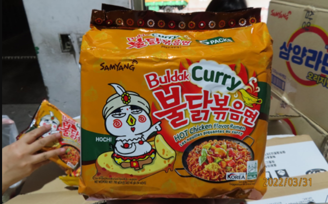 食药署今天公布11款边境违规清单，韩国知名泡麵「SAMYANG火辣鸡肉风味铁板炒麵」验出农药超标，1400公斤遭边境拦下，违规产品全数遭退运销毁，并未流入市面。（图／食药署提供）
