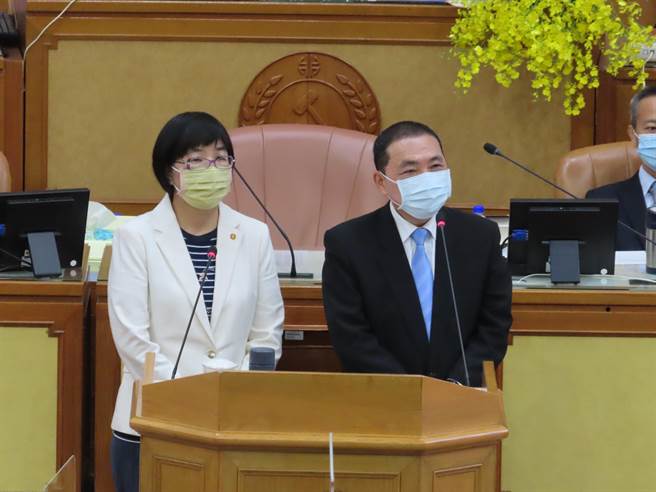 快筛阳将上路 侯友宜：亲友可代拿卡夹到门诊确认。（叶德正摄）