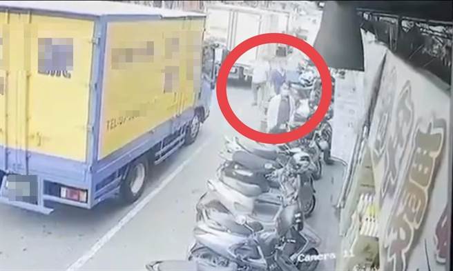 67岁高雄男4月刚出狱，不满店家拒给纸箱就偷茶车。（翻摄照片／高雄洪靖宜传真）