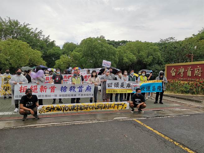 台灣首府大學學生組成自救會，訴求原校畢業，24日手持抗議布條呼喊口號步行至行政大樓，向校長張淑中遞交陳情書。（劉秀芬攝）