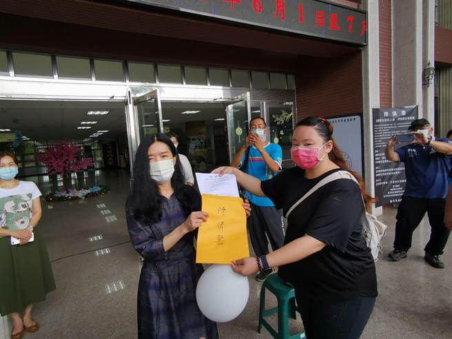 台灣首府大學學生組成自救會，訴求原校畢業，24日手持抗議布條呼喊口號步行至行政大樓，向校長張淑中遞交陳情書。（劉秀芬攝）