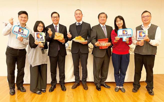 （凱基證券董事長許道義(左三起)偕同凱基慈善基金會董事長蔣友松、執行長曾錦隆鼓勵同仁購買庇護工場產品，連續八年愛心不間斷。圖／凱基證券提供）