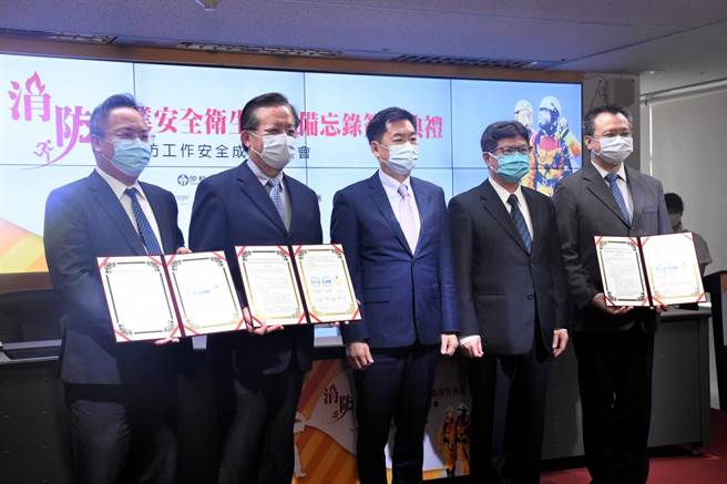 內政部消防署與勞動部勞安所、職安署24日於大坪林聯合開發大樓簽訂合作備忘錄，並由內政部次長陳宗彥與勞動部次長王尚志一同見證。（內政部消防署提供／李奇叡新北傳真）