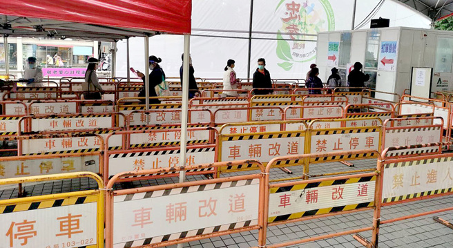 一名男網友表示，依照疫情指揮中心公規定，選擇0＋7自主防疫，第一天快篩為陰性，沒想到第二天到公司時，驚覺喉嚨痛，再次快篩竟出現兩條線。（圖／示意圖，記者鄭任南攝影）