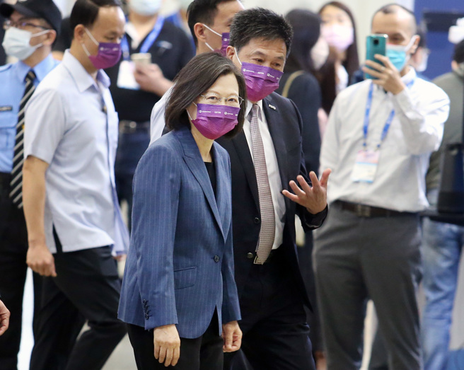 蔡英文总统（左起）24日在台北市电脑商业公会理事长彭双浪陪同下，出席「2022年台北国际电脑展COMPUTEX开幕典礼」。（范扬光摄）