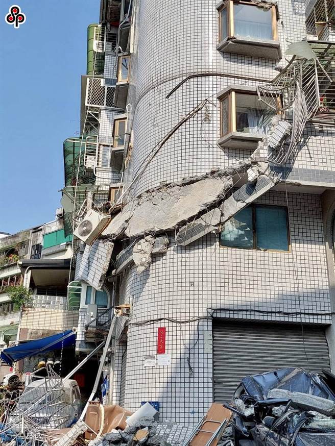 台北市文山区再兴社区发生公寓女儿墙崩落意外，市府称要研议放宽山限区都更，事发经过2个月却毫无下文，议员王欣仪痛批市府只是讲一讲、摆烂。（台北市议员王欣仪研究室提供／张立勋台北传真）