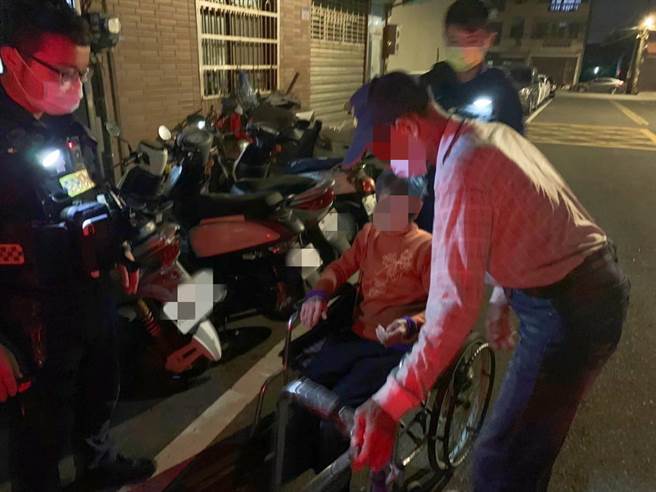 陳姓老婦深夜跑出門散步，體力不支倒臥路旁，員警護送返家。（大園分局提供／蔡明亘桃園傳真）