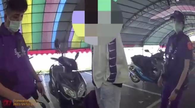 接获计程车司机报案后，警方火速赶往现场逮人。（新湖分局提供／王惠慧新竹传真）