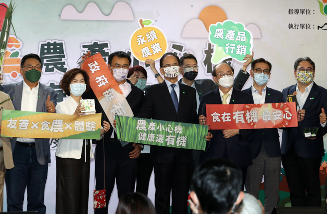 立法院长游锡堃（中）24日出席「农产小心机，健康选有机」111年度有机农业推广会，与农委会主委陈吉仲（左3）、民进党立院党团总召柯建铭（右3）及立委们一起推广有机农业。（刘宗龙摄）
