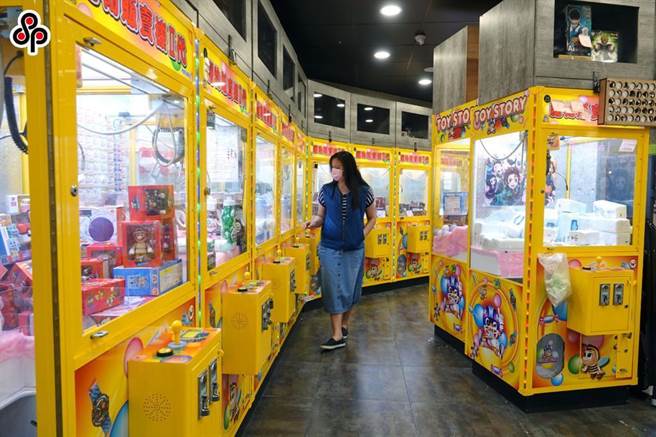 根据财政部资料全国夹娃娃机店数经歷去年短暂衰退后，今年逆势成长，至3月底，首度突破1万店，达10047店，跌破市场眼镜。（本报资料照片)
