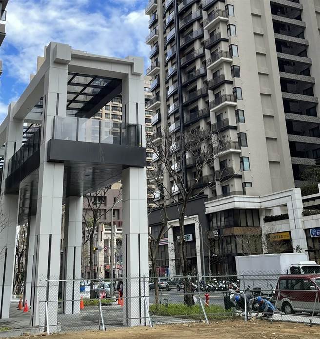 新竹市慈云路两旁大楼依过去的都市设计都预留了2楼空桥走廊，地方居民强烈要求要依原设计盖空桥，市府24日顺意民意示会回归空桥设计。（民眾提供／陈育贤新竹传真）