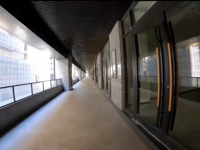 新竹市慈云路两旁大楼依过去的都市设计都预留了2楼空桥走廊，地方居民强烈要求要依原设计盖空桥，市府24日顺意民意示会回归空桥设计。（民眾提供／陈育贤新竹传真）