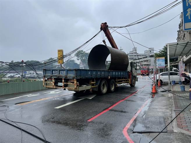 桃园男开货车未注意货物高度勾倒电线杆。(警方提供／吕筱蝉桃园传真)