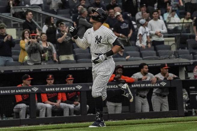 洋基贾吉对金莺单场双响炮，暂居大联盟全垒打王。（美联社）