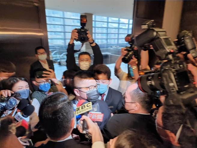 萬豪酒店保全強勢壓迫大哥派律師宋正一（中戴眼鏡者）離場，爆發肢體衝突。（黃琮淵攝）