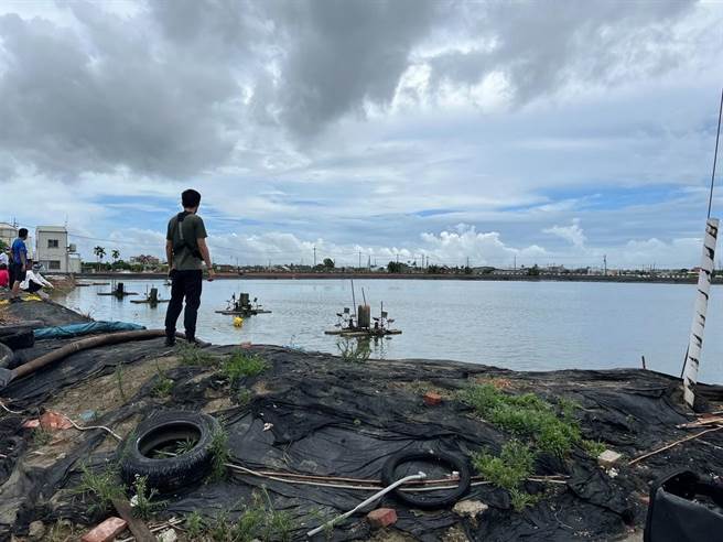 高雄市湖内区一处鱼塭发现长者溺毙，图为消防局人员到场搜救。（翻摄照片／林瑞益高雄传真）