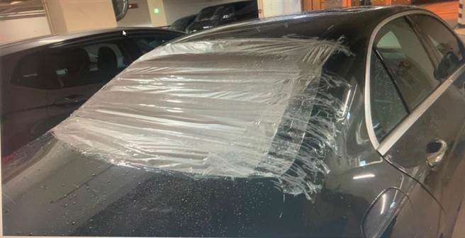 基隆市发生一起不明人士尾随进入社区地下室砸车案件，受害人的车辆后挡风玻璃遭砸毁。（基隆市警局提供／张志康基隆传真）