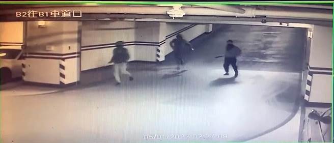 警方根据案发时的监视器画面，逮捕涉案嫌犯。（基隆市警局提供／张志康基隆传真）