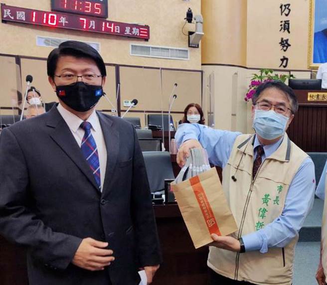 台南市議員謝龍介（左）與台南市長黃偉哲（右）。（本報資料照/洪榮志攝）